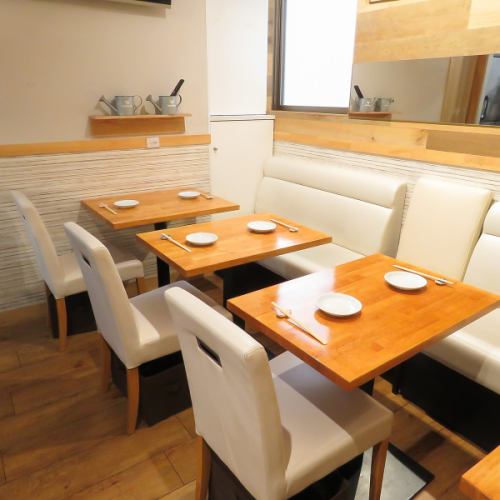 <p>テーブル席2つご用意ございまして、最大10名様までご利用可能です!店内は貸切最大20名まで可!皆様に喜んでいただけるようなお料理と地酒でぜひ宴会にご利用ください!!</p>