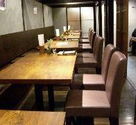1樓（上）桌席請在京都的隱蔽式餐廳享受日本風味。如果用捲簾隔開，就是半包間♪如果連桌子的話，可以舉辦4～20人的宴會。