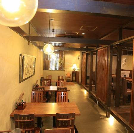 Table seats on the 1st floor (lower) Please enjoy the modern Japanese atmosphere and the special udon noodles ♪