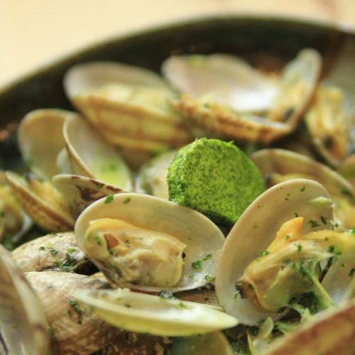 Sake-steamed clams with parsley butter