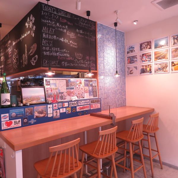 人気のカウンター席は、会社帰りやデートにもおすすめ♪