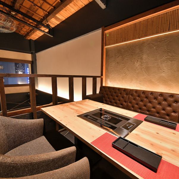 [Fashionable and relaxing yakiniku restaurant] You can enjoy your meal in a clean atmosphere.The calm atmosphere where you can feel the warmth of wood under warm lighting is a cozy space that makes you want to stay longer.Forget about being in the middle of Umeda and Osaka stations and spend a luxurious time.