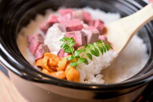 Earthenware pot rice sea urchin and meat