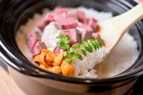 陶锅米饭海胆和肉