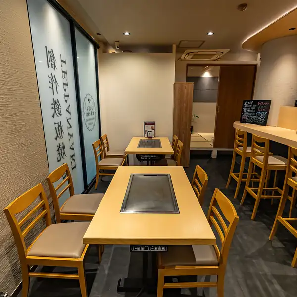 大阪メトロ心斎橋駅からすぐ！という好立地にあり、モダンで清潔な店内となっております♪少人数での宴会や仲間同士の食事に使いやすいテーブル席。程よい距離感で会話もしやすく、料理をシェアしながらゆっくり楽しめます。仕事帰りの飲み会や普段使いにも向いており、気取らず利用できる落ち着いた雰囲気が魅力の席です。