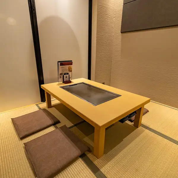 7名様～貸切感覚！広々「座敷個室」！ご家族や親族の集まりに。靴を脱いで足を伸ばせるお座敷個室を完備。7名様以上からプライベート空間としてご利用可能ですので、お子様連れのご家族、親族でのお集まり、打ち上げ、プチ宴会にも最適です。周りに気兼ねなく、みんなで笑顔になれるひとときを。