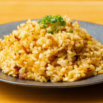【鉄板職人の技】香り高い至福のガーリックライス