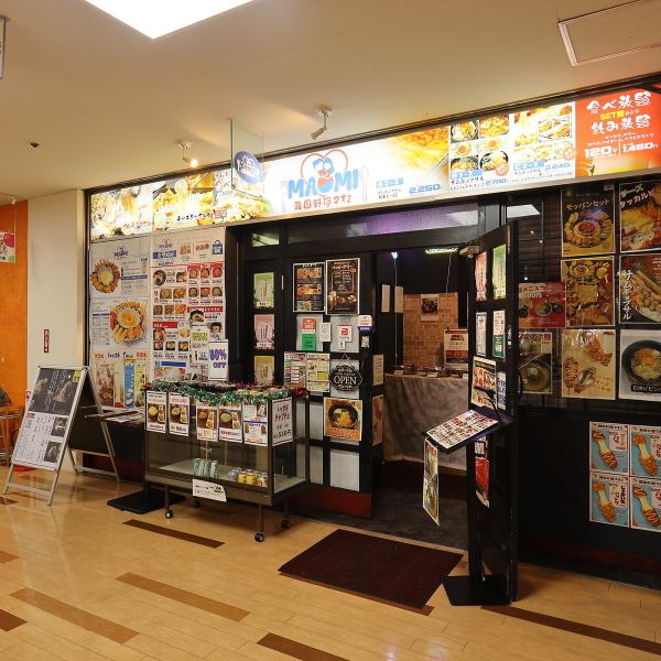 落ち着いた雰囲気で、初めての方でもふらっと立ち寄りやすい佇まいです。昼夜問わず入りやすく、地域に溶け込む新しい憩いのスポットとして魅力を放っています。