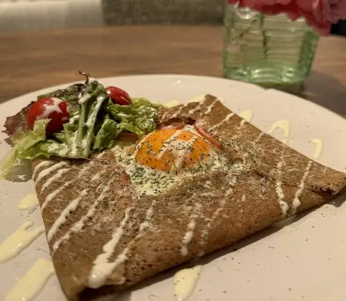 每道菜都经过精心烹制,与酒类饮品完美搭配。
