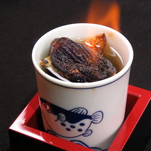 請享用Fuguya的鐵板飲料「虎河豚魚片酒」！
