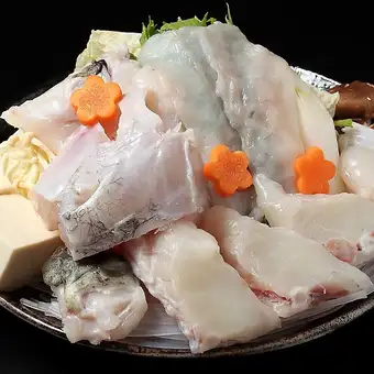 【午餐 / 僅限週日及公眾假期】河豚全套套餐,包括刺身、烤河豚和河豚火鍋。