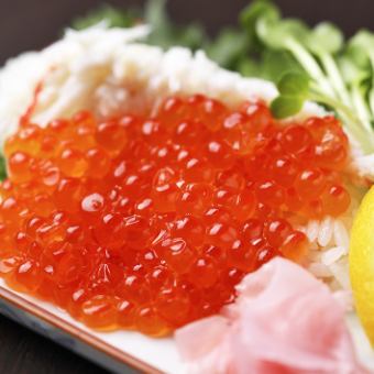 螃蟹和鲑鱼子洒寿司