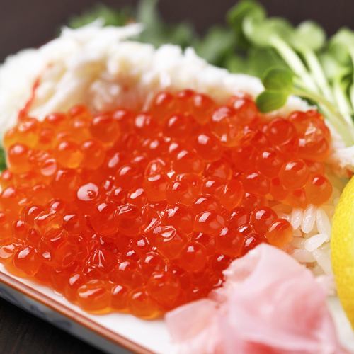 螃蟹和鲑鱼子洒寿司