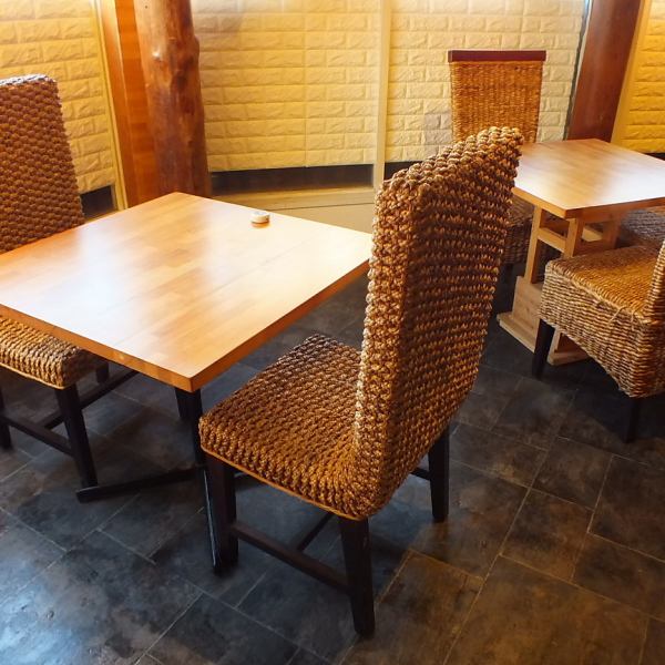 [Table seats with sofa seats] Table seats can be used by a variety of people and purposes ♪ With friends and colleagues on the way home from work ... There is also a sofa where you can relax and relax.