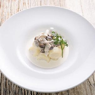 湯糰蘑菇和豆漿奶油醬