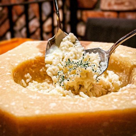 Finished in a cheese bowl♪ Parmigiano Reggiano risotto