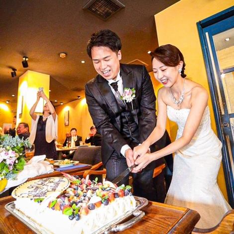 대인기의 결혼식 2차회 코스는 음료 무제한으로 4000엔~받고 있습니다.특제 웨딩 케이크와 함께 특별한 하루가 되도록 도와드리겠습니다.우선은 부담없이 상담해 주십시오.