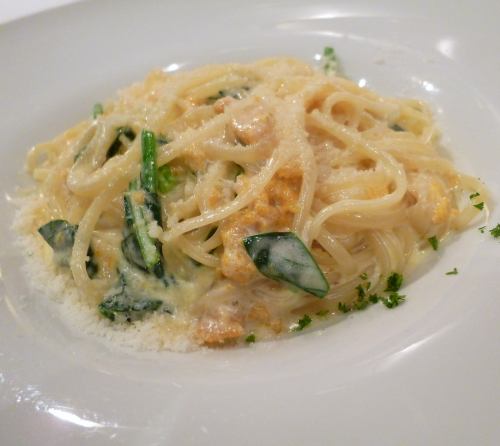 Sea urchin and spinach cream sauce spaghetti