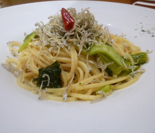 广岛蔬菜的 Peperoncino 和 Otodo chirimen