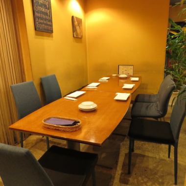 Since the 4-person table can be connected, it can accommodate a variety of people.