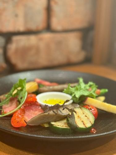 グリルした野菜🥒とベーコンの塩味🥓オリーブオイルで🫒
シンプルに美味し過ぎる件😍
夏までにグランドメニューリニューアル予定‼️
#hiroshimaitalianao #ヒロシマイタリアンao #Hiroshimaitalian #広島イタリアン #広島グルメ #仏壇通り #結婚式二次会 #二次会 #女子会 #誕生日会 #お誕生日プレート #貸切 #hiroshima #広島 #広島ランチ #広島ハッピーアワー #広島バー #広島県産 #地産地消 #バーニャカウダ #広島チーズフォンデュ #比婆牛 #ヴィーガン #vegan #ヴィーガン対応メニューあります #広島ラクレットチーズ #広島シカゴピザ #ウェディングパーティ #メニューリニューアル #グリル野菜