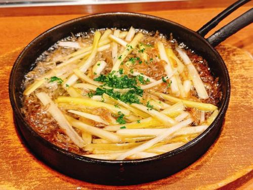 【数量限定】
シラスと黄ニラのアヒージョ💛
黄ニラは、ニラの持つ甘さに加え、生でも食べられるほど繊維が柔らかく、シャキシャキとした独特の触感です😋
是非ご賞味ください✨

#hiroshimaitalianao #ヒロシマイタリアンao #Hiroshimaitalian #広島イタリアン #広島グルメ #仏壇通り #結婚式二次会 #二次会 #女子会 #誕生日会 #お誕生日プレート #貸切 #hiroshima #広島 #広島ランチ #広島ハッピーアワー #広島バー #広島県産 #地産地消 #バーニャカウダ #広島チーズフォンデュ #比婆牛 #ヴィーガン #vegan #ヴィーガン対応メニューあります #広島ラクレットチーズ #広島シカゴピザ #ウェディングパーティ #アヒージョ #黄ニラ