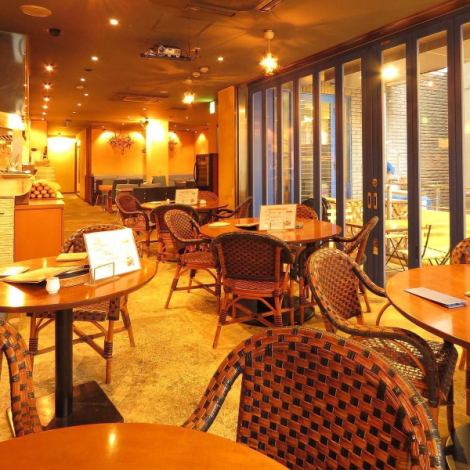 結婚式二次会などの各種貸切のご利用の際は、当店よりウェディングケーキをサービスいたします♪みんなで分けて楽しめる迫力満点のサイズ感！ご希望のメッセージを添えて、特別なひとときを一緒にお祝いさせていただきます！マイクやプロジェクター、音響、ビンゴゲームのご用意もございます。