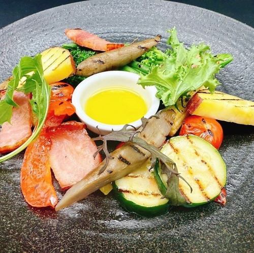 季節野菜のグリルとベーコンのクロカンテ