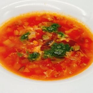 配料丰富的蔬菜通心粉汤