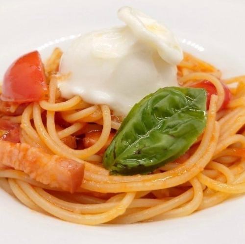 フルーツトマトとベーコンのトマトソーススパゲッティ ブッラータチーズ添え