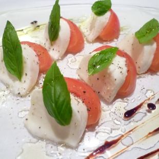 모짜렐라 치즈와 고치산 과일 토마토 카프레제