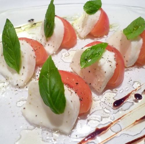 Caprese salad with mozzarella cheese and Kochi-grown fruit tomatoes