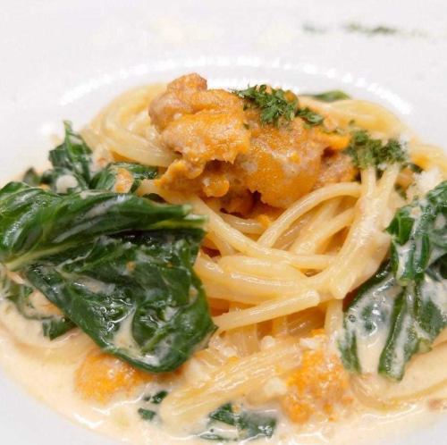 Spaghetti with sea urchin and spinach in a cream sauce