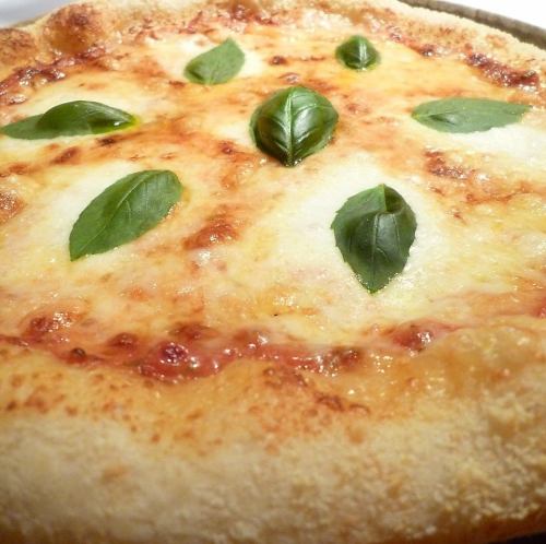 Freshly delivered from Kaminohara Farm in Fukutomi Town!! Margherita pizza with mozzarella cheese.