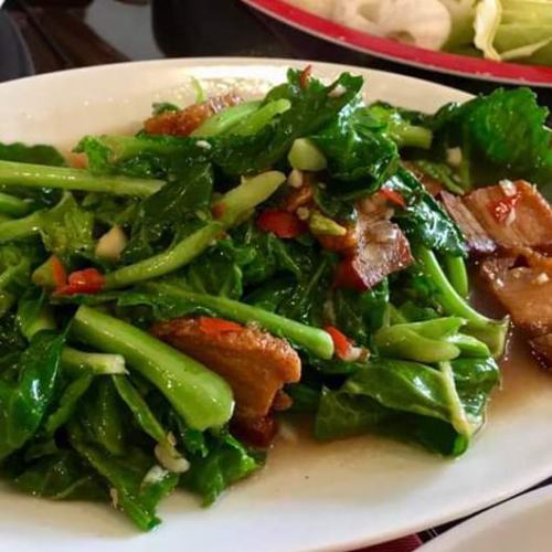 Patpack Bunfaidane“炒水菠菜（芥末酱）”