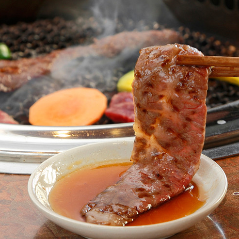 히다 쇠고기 · 지역 谷塚 산 유기농 야채 등 구매를 고집 지역에 사랑받는 숯불 불고기 점!