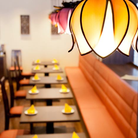 京都駅から約4分と好アクセスの当店。ショッピングやデートのあとに立ち寄りやすいロケーションです。店内にはベトナムのランタンが飾られ、アジア雑貨もところどころに配置されており、異国情緒が漂います。