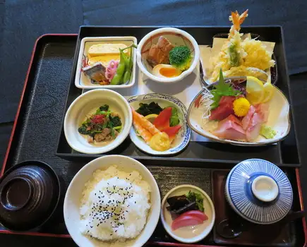 【高槻商店独家】“Komorebi午餐套餐”——商务晚宴、招待客户、女生聚会、情侣和家庭聚餐的完美之选。2500日元（含税）