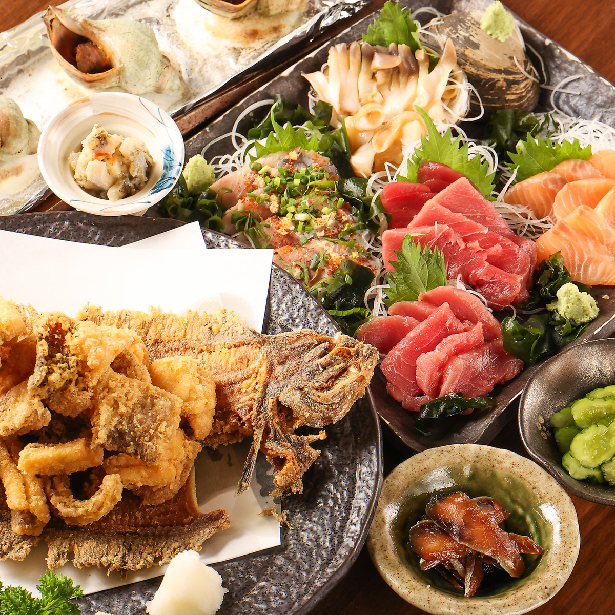 親子3代に渡って続く居酒屋で楽しむ!地元でとれた鮮魚のお刺身や旬野菜の料理を堪能