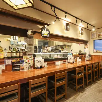 木の温もりを感じる落ち着いたカウンター席を8席ご用意しています。お一人様でのご利用や大切な人との記念日やデート利用にもおすすめです！またカウンター席から調理風景が眺めることができるため調理のライブ感をお楽しみいただくことができます♪
