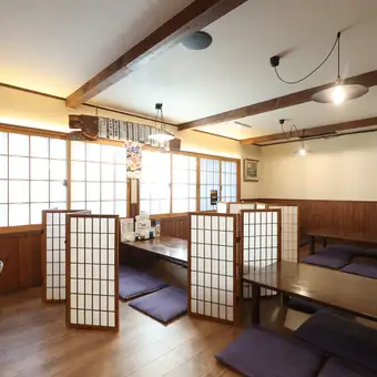 広々とした小上がりは宴会や女子会、普段使いと様々な用途でご利用いただくことができます！また間切りで半個室のようにご利用いただくことも可能となっています。そのためプライベートな空間でお食事や会話をお楽しみいただくことができます！