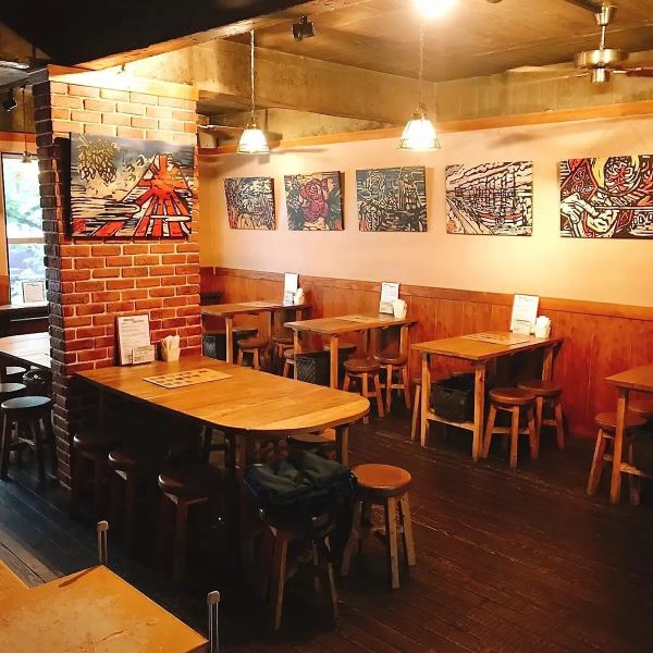 【テーブル席】いつでも懐かしい雰囲気に包まれた賑やかで温かみのある空間。友人や家族との楽しいひととき、心地よい音楽と美味しい料理、そして大切な人たちと過ごす時間が、心に残る素敵な思い出を作り出します。2Fは結婚式や飲み会などの貸切も可能◎特別なイベントを思い出深いものに!ぜひ、お気軽にご利用ください。