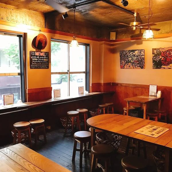 【カウンター席】目の前にずらりと並ぶ美しいTapが圧巻!醸造所の雰囲気を肌で感じ、ビールの香りに包まれた特別な空間が広がります。新しいクラフトビールを発見する楽しさも。また、目の前で注がれるビールを見ながら、美味しい料理と共に贅沢なひとときをお過ごしいただけます。リラックスした時間をお楽しみください。