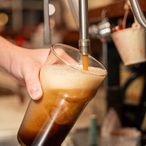 ハンドポンプで注がれる