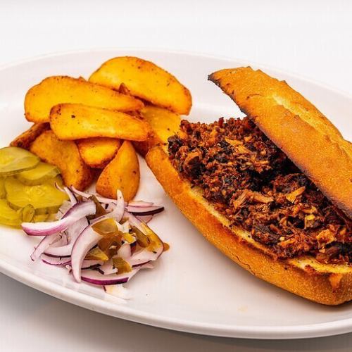 【スモークミートはバケットとの相性も最高です!】