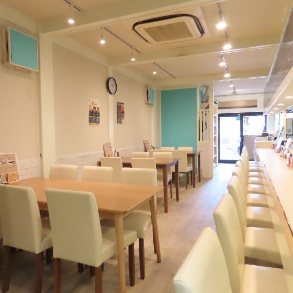 【温馨创意的日式居酒屋】店内充满咖啡厅的氛围，给人一种温馨舒适的感觉。尤其是一楼，设计新颖，氛围轻松，即使是初次到访的游客也会感到宾至如归。有吧台座位和桌席，可以多张桌子一起使用！