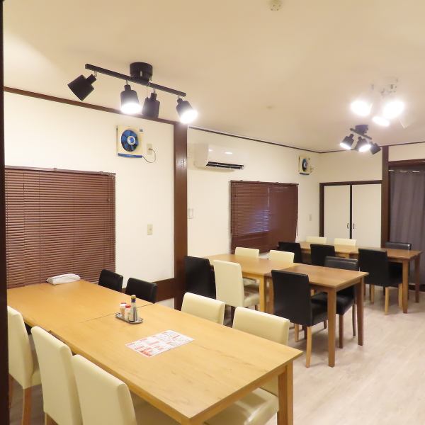 【适合私人聚会】2楼设有2人座和4人座的桌子。与一楼座位一样，可以多张桌子一起使用。如果有 10 人以上，您可以将该空间用作完全私人的房间！而且，一楼最多可容纳 26 人，如果不介意被过道隔开的话，二楼最多可容纳 50 人。