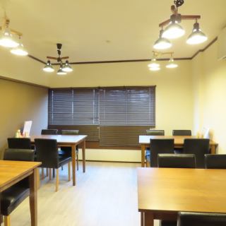 二樓有兩間包房，一間可容納10-20人，一間可容納20-30人！最適合新年會、忘年會、迎送會等各種宴會！