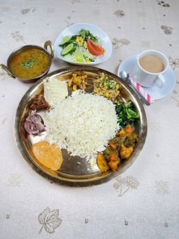 네팔 가정 요리 다르 바트 세트