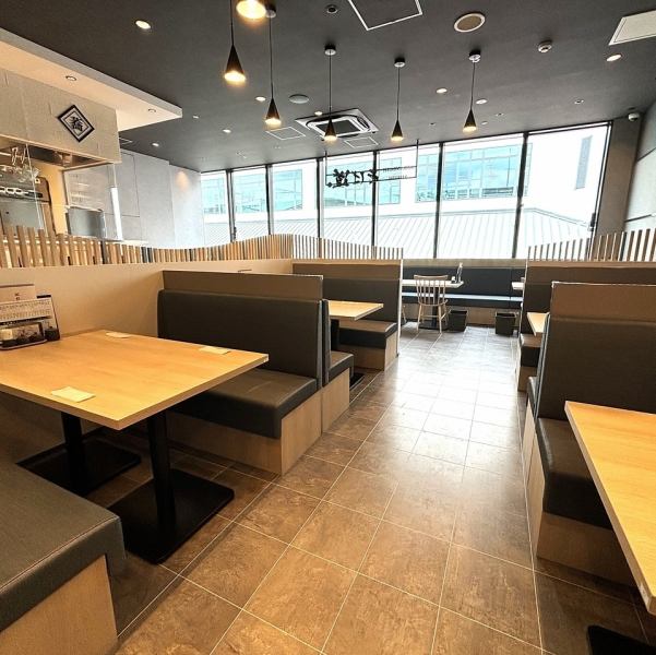 当店は心地よい雰囲気が漂っており、ゆったりと過ごすことが出来ます。お仕事帰りのお食事から、接待、大切な方とのデートや記念日、宴会など様々なシーンのご利用に最適な場所です。こちらでは、おいしいそばと逸品料理を存分にお楽しみいただけます。大切な人と特別なひとときを過ごすなら、ぜひ当店でお楽しみください。